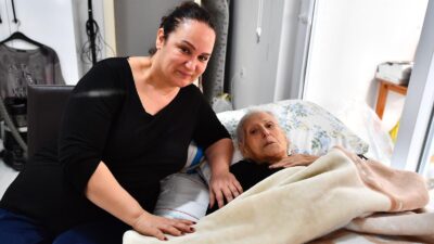 İzmir Büyükşehir Belediyesi bünyesinde kurulan Evde Bakım ekipleri, ihtiyaçlı olduğu