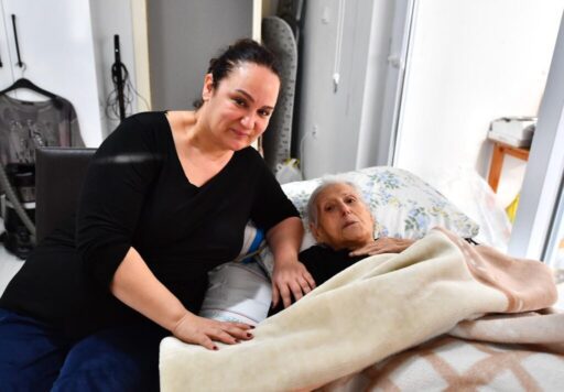 İzmir Büyükşehir Belediyesi bünyesinde kurulan Evde Bakım ekipleri, ihtiyaçlı olduğu