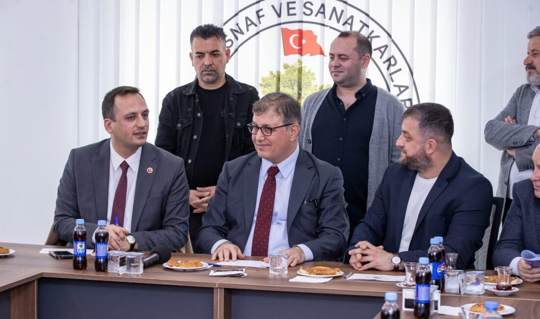 İzmir Büyükşehir Belediye Başkanı Dr. Cemil Tugay, su faturalarının ilk