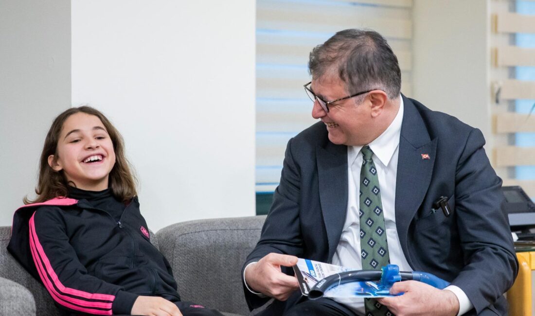 Başkan Tugay’dan paralimpik yüzücü Miray’a davet İzmir Büyükşehir Belediye Başkanı Dr. Cemil Tugay, doğuştan sol kolu