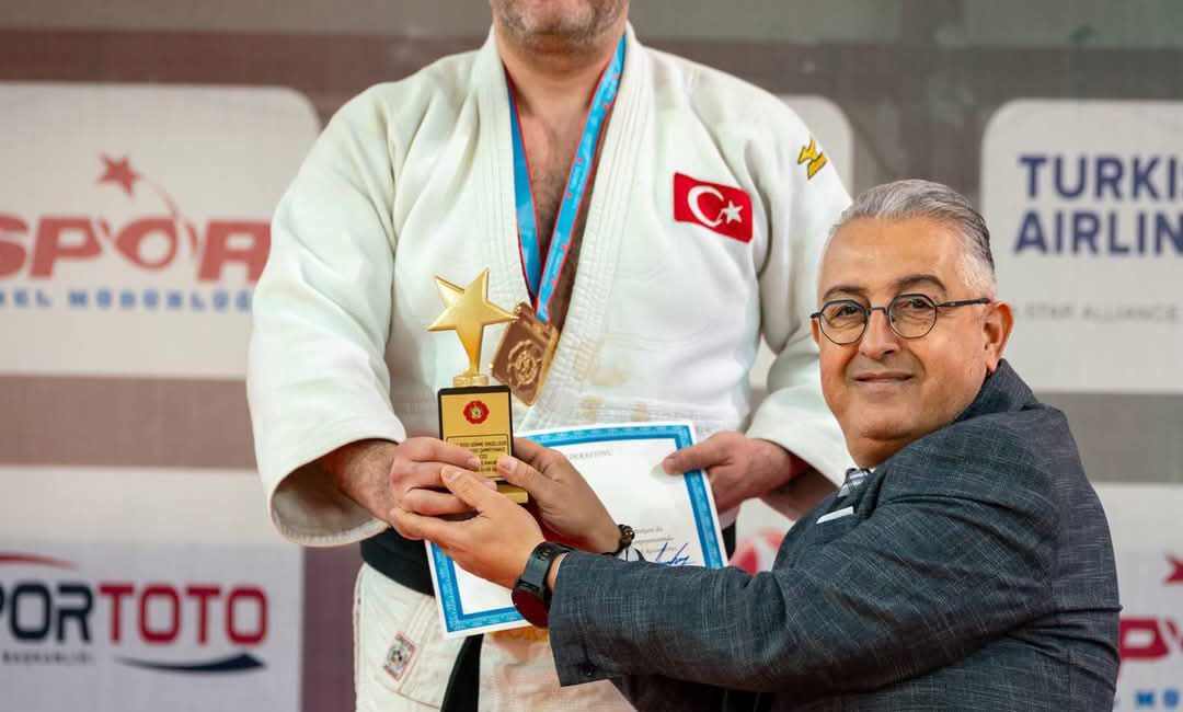 İzmir Büyükşehir Belediyesi Spor Kulübü, “Büyükler” ve “Görme ve İşitme