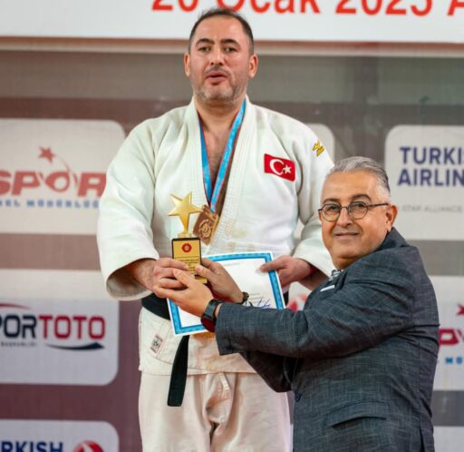 İzmir Büyükşehir Belediyesi Spor Kulübü, “Büyükler” ve “Görme ve İşitme