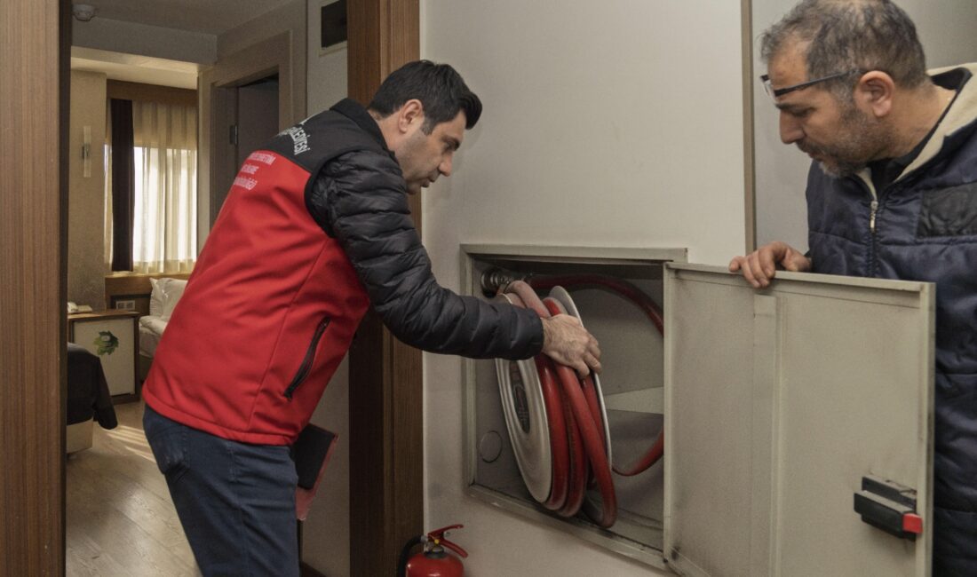 İzmir Büyükşehir Belediyesi İtfaiye Daire Başkanlığı, otellere yönelik denetimlerini sıklaştırdı.