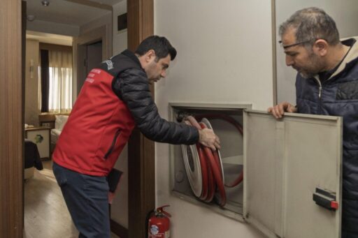 İzmir Büyükşehir Belediyesi İtfaiye Daire Başkanlığı, otellere yönelik denetimlerini sıklaştırdı.