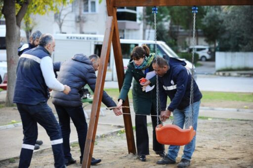Karşıyaka Belediyesi’nin kendi öz kaynakları ile ürettiği ahşap çocuk oyun
