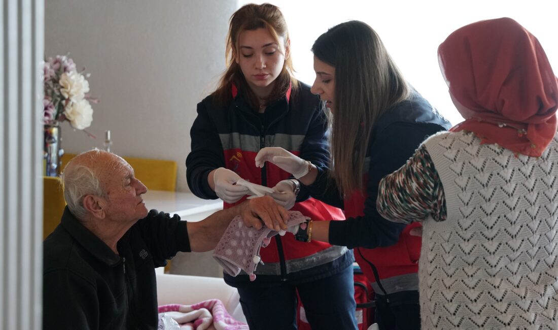 İzmir Büyükşehir Belediyesi Eşrefpaşa Hastanesi’nin, Kemalpaşa’da hayata geçirdiği evde bakım