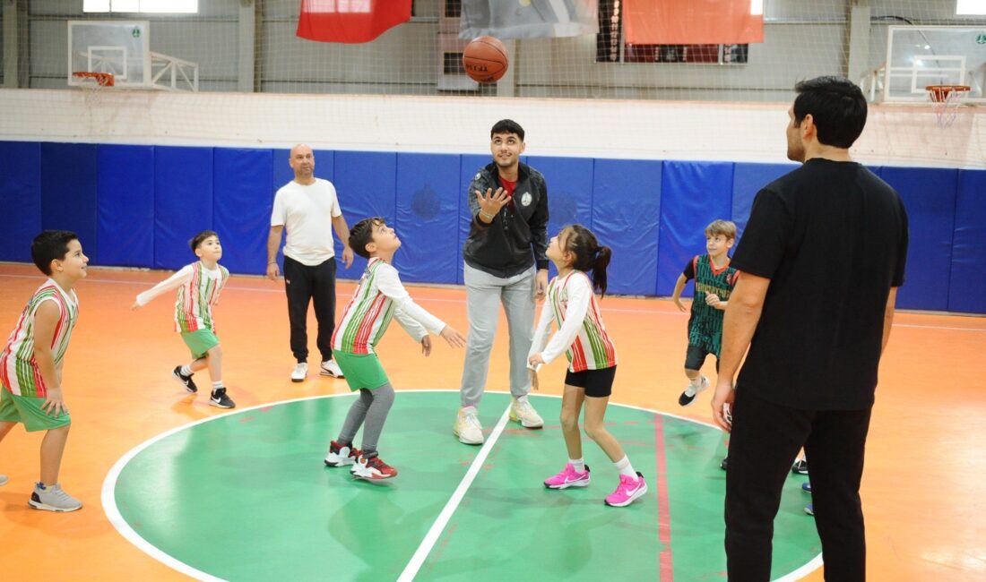 Karşıyakalı aileler basketbol şenliğinde buluştu Karşıyaka Belediyesi, spor kurslarına devam eden çocuklar ve ailelerinin katılımıyla