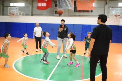 Karşıyaka Belediyesi, spor kurslarına devam eden çocuklar ve ailelerinin katılımıyla