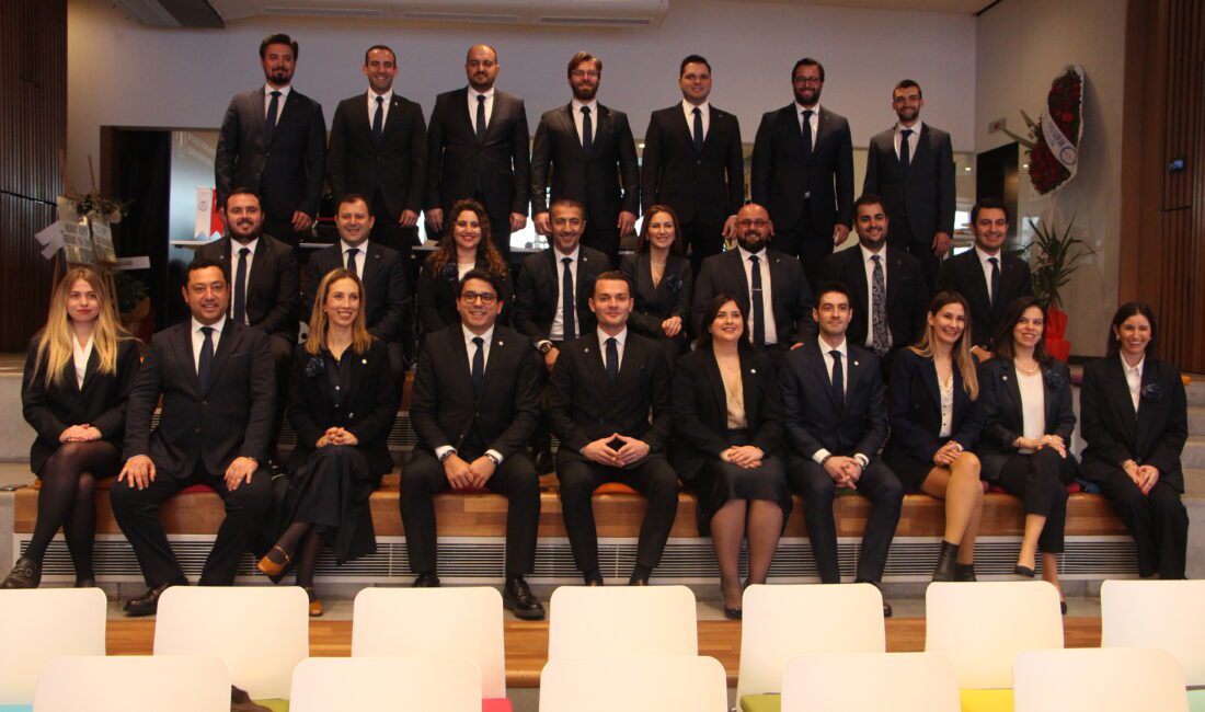 Alp Avni Yelkenbiçer EGİAD başkanlık görevini Kaan Özhelvacı'ya devretti.