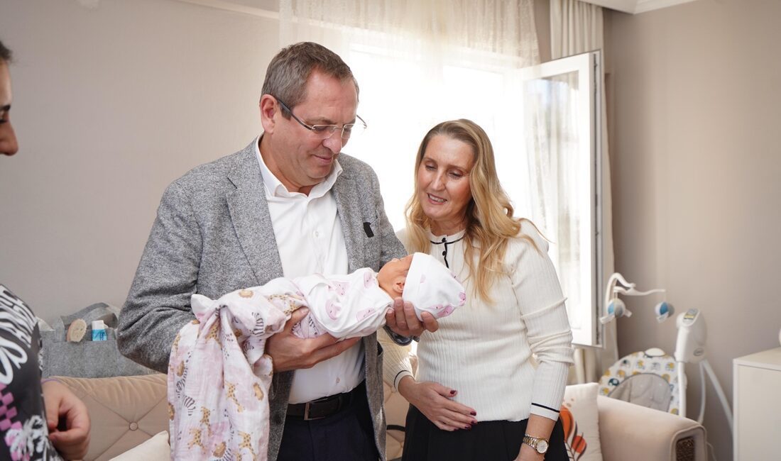 Ayvalık belediyede "Hoş Geldin Bebek" projesi
kapsamında yeni doğan bebeklerin ailelerine