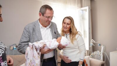 Ayvalık belediyede "Hoş Geldin Bebek" projesi
kapsamında yeni doğan bebeklerin ailelerine