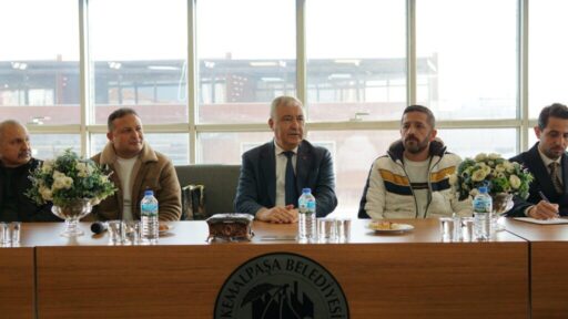 Kemalpaşa Belediye Başkanı Mehmet Türkmen, ilçedeki amatör futbol kulüplerine destek