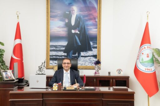 Balçova Belediye Başkanı Onur Yiğit, yeni yıl öncesi personelin
tüm