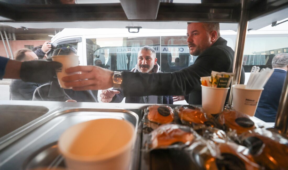 Bucalılara sabah sürprizi yapan Belediye Başkanı Mimar Görkem Duman, Şirinyer