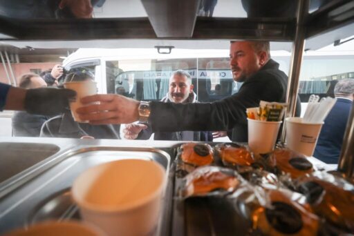 Bucalılara sabah sürprizi yapan Belediye Başkanı Mimar Görkem Duman, Şirinyer