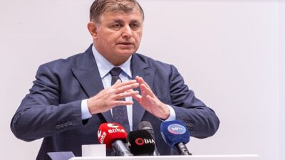 İzmir Büyükşehir Belediye Başkanı Dr. Cemil Tugay, Beşiktaş Belediyesi önünde