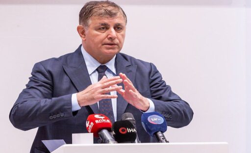 İzmir Büyükşehir Belediye Başkanı Dr. Cemil Tugay, Beşiktaş Belediyesi önünde