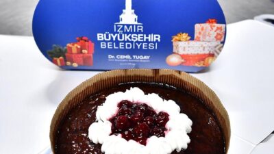 İzmir Büyükşehir Belediyesi yeni yıl için kentteki çocuklu 2025 haneye