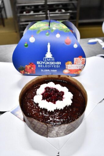 İzmir Büyükşehir Belediyesi yeni yıl için kentteki çocuklu 2025 haneye