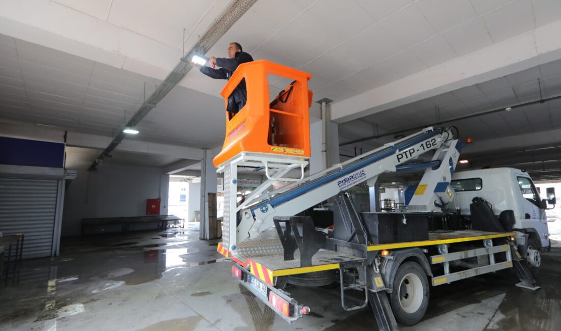 Bayraklı Belediyesi, pazar yerlerini daha konforlu ve güvenli hale getirmek