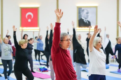 Buca Belediyesi’nin açtığı zumba, pilates ve yoga kurslarına ilçede oturan