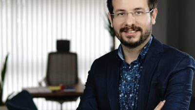 Büyük göğüslere sahip olmak dışarıdan bakıldığında bir avantaj gibi görünebilir.