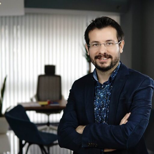 Büyük göğüslere sahip olmak dışarıdan bakıldığında bir avantaj gibi görünebilir.