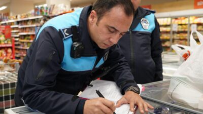Çeşme belediyesi ilçe genelindeki zincir marketlerde kapsamlı bir denetim gerçekleştirdi.