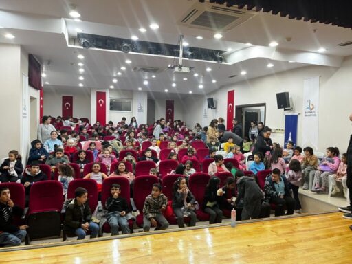 Dayanışma Noktaları, yarıyıl tatilinde çocukları sinema ve tiyatroyla buluşturdu. 