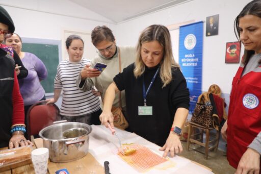 Muğla Büyükşehir Belediyesi kırsalda bal mumu eğitimleri ile kadınların
üretime katılmalarını
