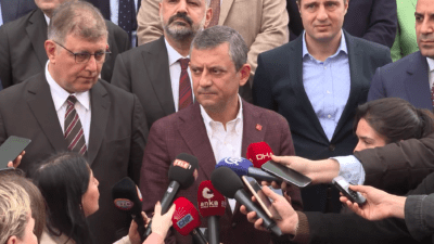Cumhuriyet Halk Partisi Genel Başkanı Özgür Özel, İzmir’de gazetecilerin sorularını