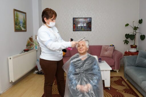 Gaziemir Belediyesi’nin Evde Kuaför Hizmeti kapsamında engelli, yaşlı, hasta ve