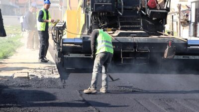 İzmir Büyükşehir Belediyesi’nin asfalt seferberliği başladı. Hedef 1 milyon ton