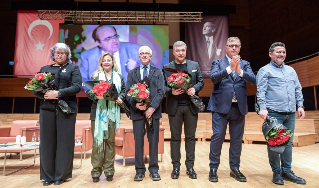 İzmir katledilişinin 32’nci yılında Uğur Mumcu’yu andı İzmir Büyükşehir Belediyesi, İzmir Gazeteciler Cemiyeti ile araştırmacı gazeteci yazar