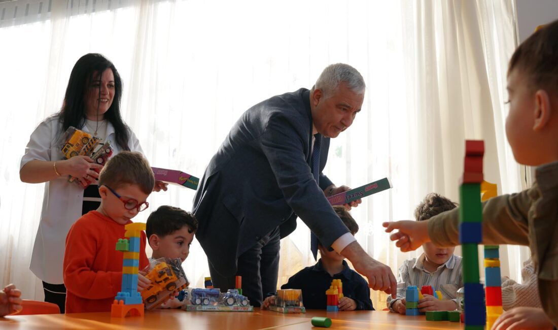 İLK KARNE BAŞKAN TÜRKMEN’DEN Kemalpaşa Belediye Başkanı Mehmet Türkmen, karne heyecanı yaşayan minik öğrenciler