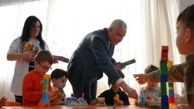 Kemalpaşa Belediye Başkanı Mehmet Türkmen, karne heyecanı yaşayan minik öğrenciler