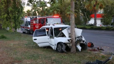 İzmir’in Çiğli ilçesinde, su birikintisine çarpan otomobilin sürücüsü hayatını kaybetti.