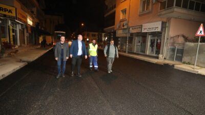 Menderes Belediyesi, asfaltlama çalışmalarına başladı. Ekipler gece gündüz demeden çalışma
gerçekleştiriyor.
