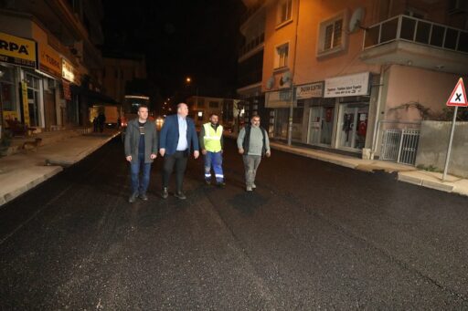 Menderes Belediyesi, asfaltlama çalışmalarına başladı. Ekipler gece gündüz demeden çalışma
gerçekleştiriyor.