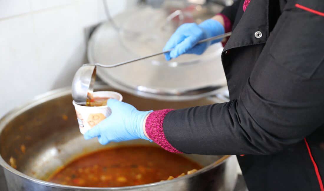 Seferihisar Belediyesi’nden vatandaşın içini ısıtan hizmet Seferihisar Belediyesi haftanın her günü 250 haneye sıcak yemek dağıtımı yapıyor.