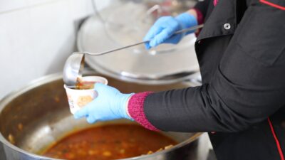 Seferihisar Belediyesi haftanın her günü 250 haneye sıcak yemek dağıtımı yapıyor. 