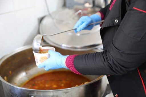 Seferihisar Belediyesi haftanın her günü 250 haneye sıcak yemek dağıtımı yapıyor. 