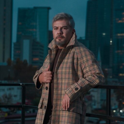 İzmir’den çıkarak Türkiye’nin dört bir yanında sahnelerin vazgeçilmez ismi haline