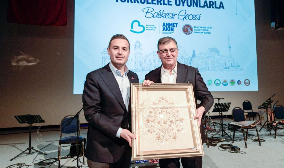 Tugay: Yaşasın Türkiye, yaşasın Balıkesir, yaşasın İzmir İzmir Büyükşehir Belediye Başkanı Dr. Cemil Tugay, Türkülerle Oyunlarla Balıkesir