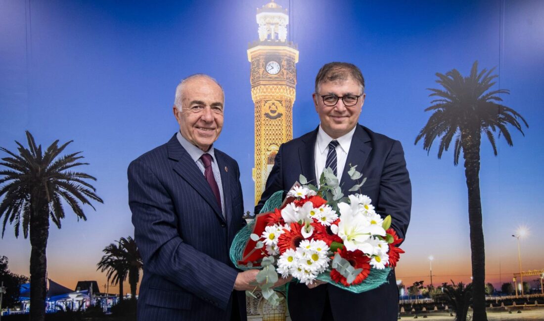 Başkan Tugay, yeni nesil troleybüslerin de ilk olarak Karşıyaka'da sefere