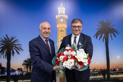 Başkan Tugay, yeni nesil troleybüslerin de ilk olarak Karşıyaka'da sefere