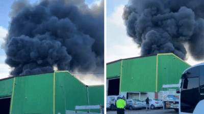 Adana’da geri dönüşüm sanayisinde meydana gelen yangın, kara dumanlarla gökyüzünü