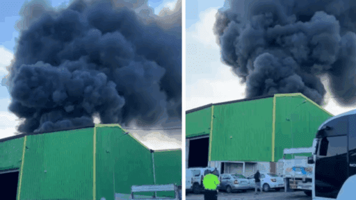 Adana’da geri dönüşüm sanayisinde meydana gelen yangın, kara dumanlarla gökyüzünü