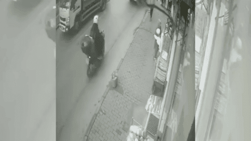 İzmir’in Bozyaka semtinde bir perde mağazasından gerçekleşen hırsızlık, mağaza sahibini