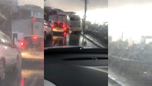 Trafiğin yoğun olduğu saatlerde bir otobüsün yol kenarına park edilmesi